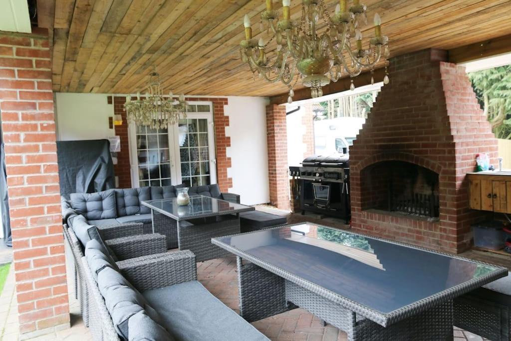 Hen & Stag Retreat Weekend Stay Sleeps 10 To 30 塞特福德 外观 照片