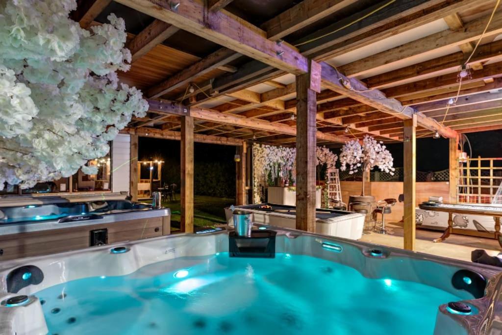 Hen & Stag Retreat Weekend Stay Sleeps 10 To 30 塞特福德 外观 照片